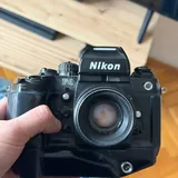 Беззеркальная камера Canon R, плёночная камера Nikon F4, плёночная мыльница Canon 5