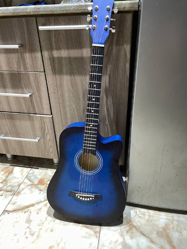 Гитара с чехлом и медиатором