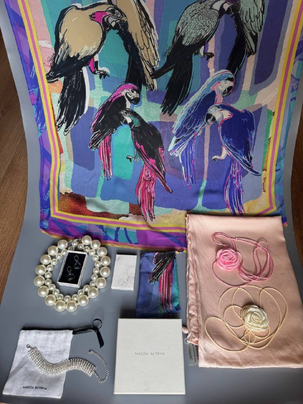 Шелковый платок Roberto Cavalli, браслет Magda Butrym, шелковая наволочка, жемчужное колье Zara, серьги, чокер