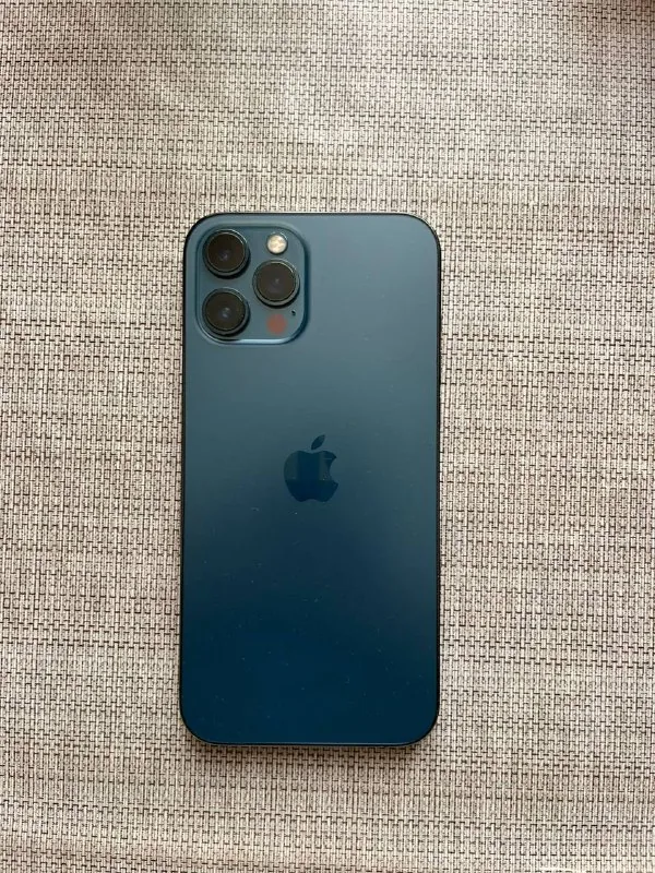 iPhone 12 Pro Max, Apple Watch 8 1