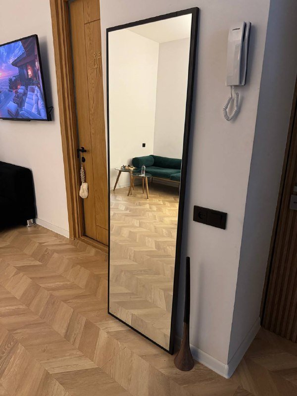 Зеркало напольное, искусственный цветок, барный стул, обогреватель, колба с воском