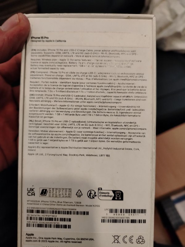 Пустые коробки от MacBook и iPhone 4