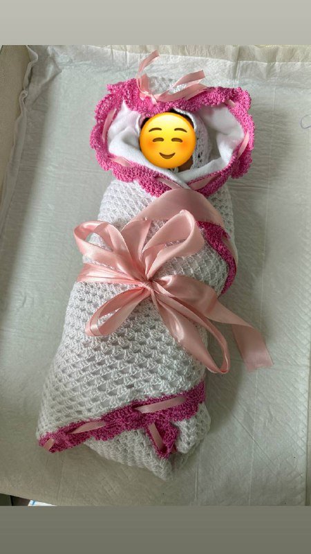 Вязаный комплект комбинезон, шапочка, одеяло для новорожденной