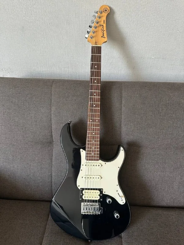 Электрогитара Yamaha Pacifica 112J 1