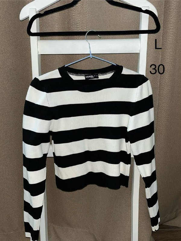 коричневое худи, белый свитер, черно-белый свитер, черный свитер сетка, черная рубашка, полосатый топ, клетчатая рубашка, черная куртка, сетчатые колготки 3