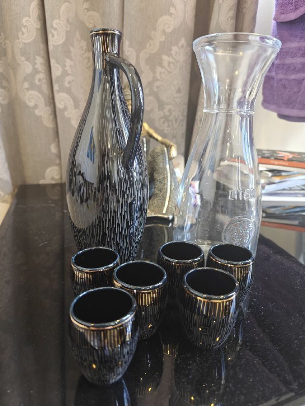 Гирлянда домино, горшки с кактусами, черная тара, графин, горшки с подставками, растение в горшке 3