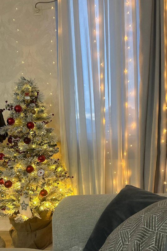 Искусственная заснеженная елка 1,50м с гирляндой и игрушками