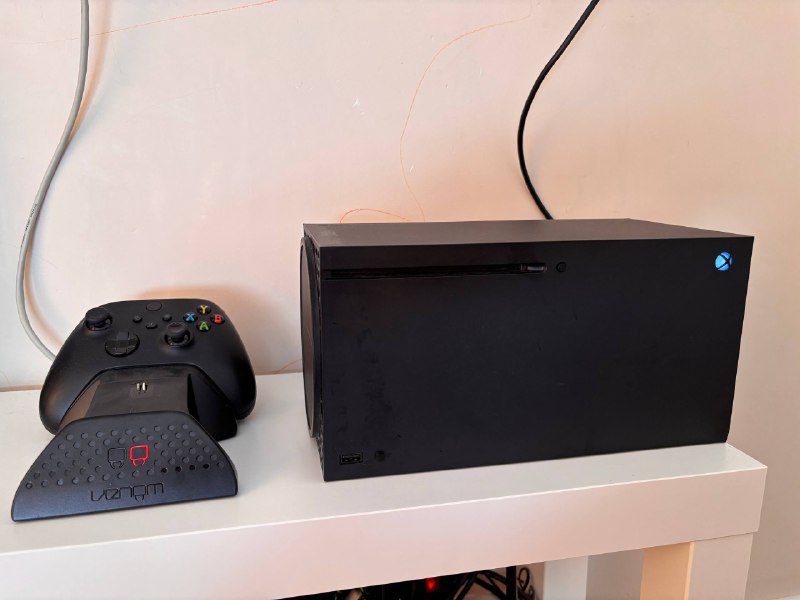 Xbox Series X 1TB, 2 геймпада, док-станция зарядки