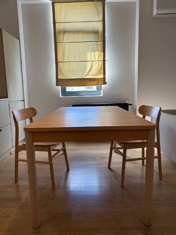 Деревянный раздвижной стол и два стула