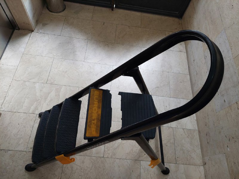 Складная стремянка с поврежденной верхней ступенькой 2