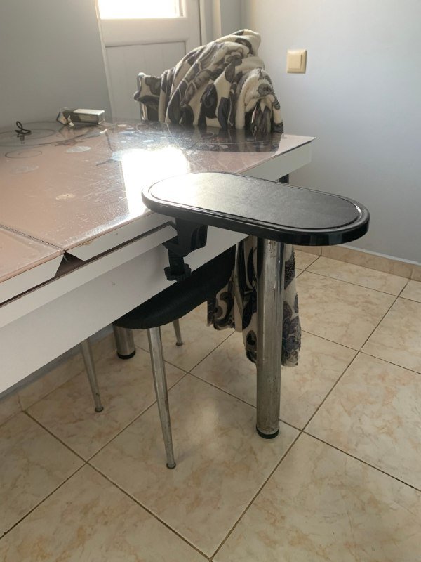 Футболка, джинсовка, сумка для ноутбука, ролик для шерсти, подлокотник