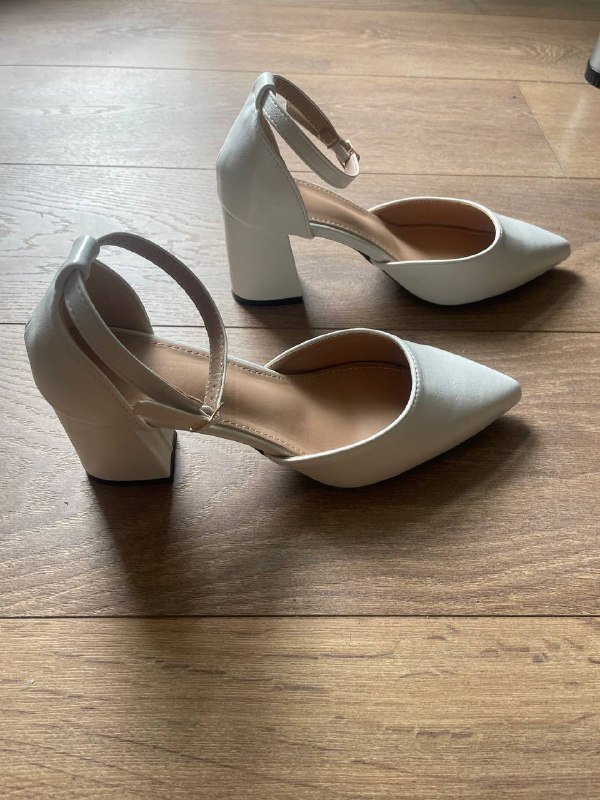 Белые туфли на среднем каблуке