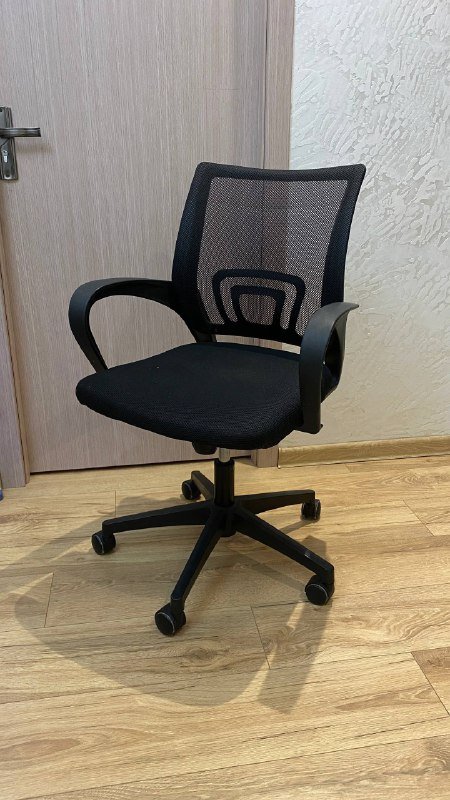 Офисный стул, наушники с микрофоном