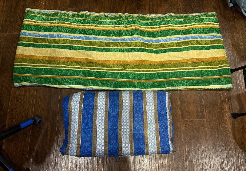 Одноместные матрасы зелёный и синий