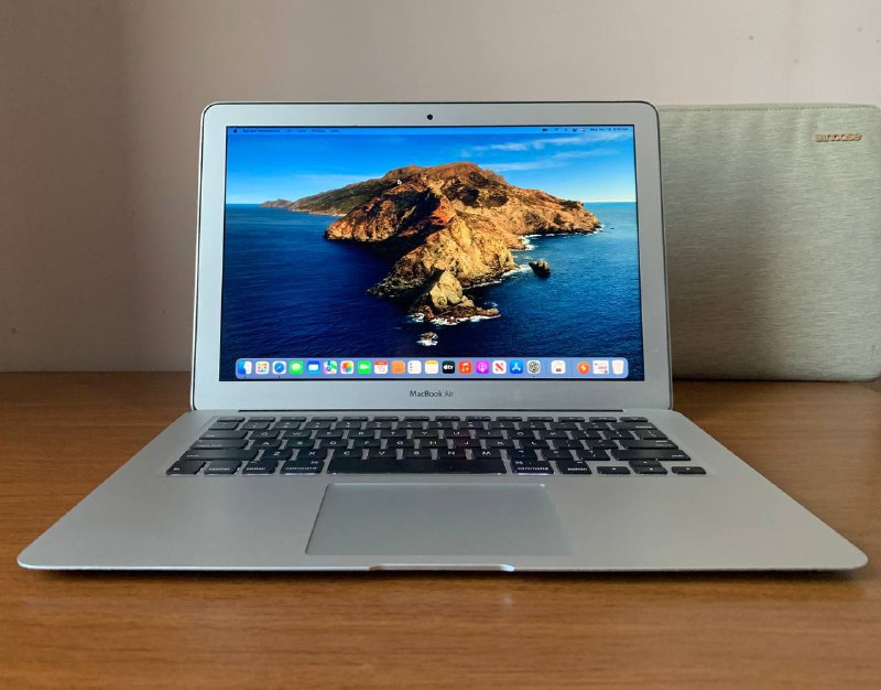 MacBook Air 13.3” (2017), 8 ГБ ОЗУ, SSD 128 ГБ
