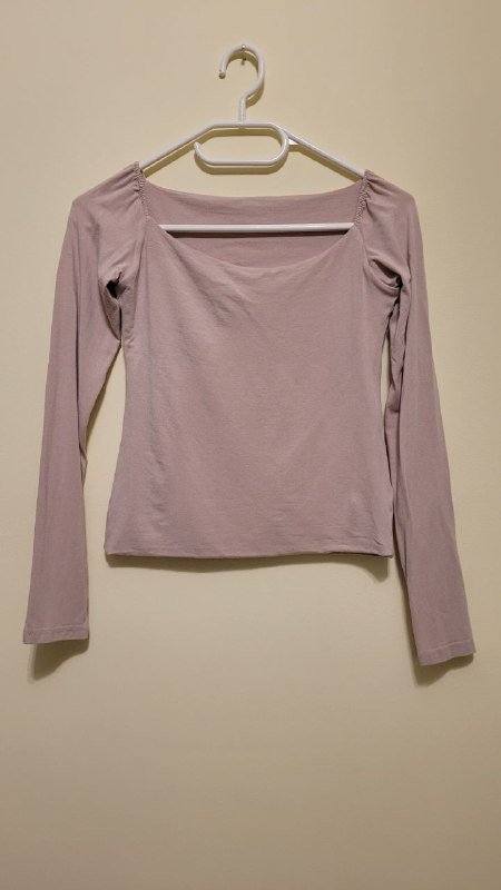 Джинсовая куртка, Голубой свитер, Черный худи, Серый худи, Бежевая майка, Джинсы, Юбка, Розовый свитер 5