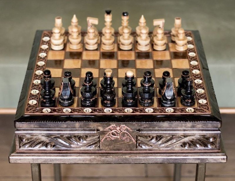 Шахматы ручной работы с инкрустацией и резьбой
