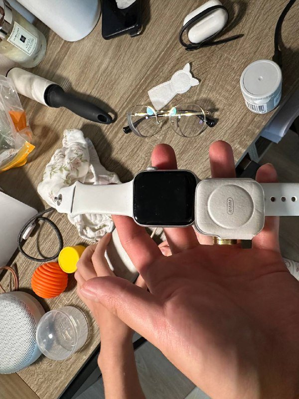 Apple Watch SE 44 мм белого цвета с оригинальным ремешком 2