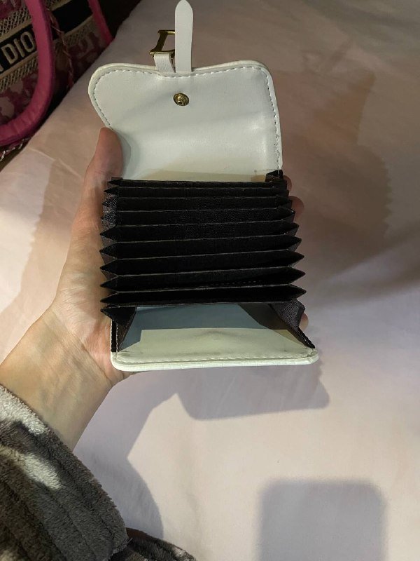 Белый кошелек с латунной застежкой