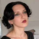 Черный искусственный парик с ретро укладкой 1