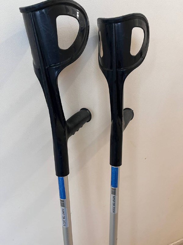 столик для ноутбука, фитнес-резинки, костыли 5