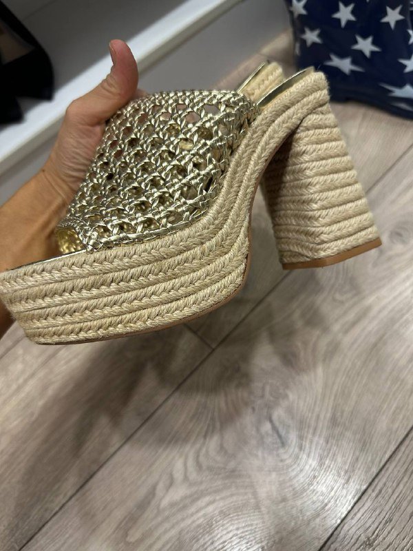 Босоножки золотистые женские на каблуке 2