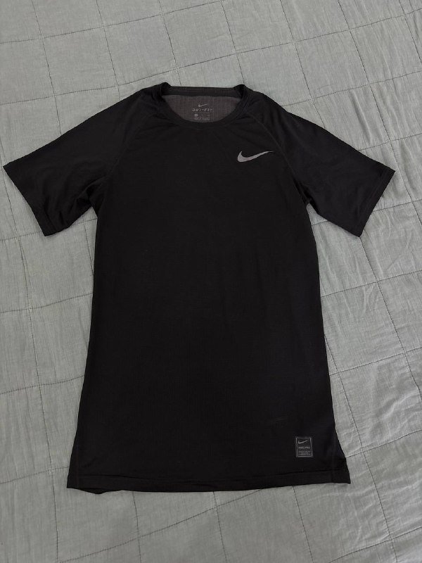 Ветровка Hummel, спортивный топ Nike, футболки Nike и Adidas, леггинсы Nike, спортивные топы и лонгсливы 4