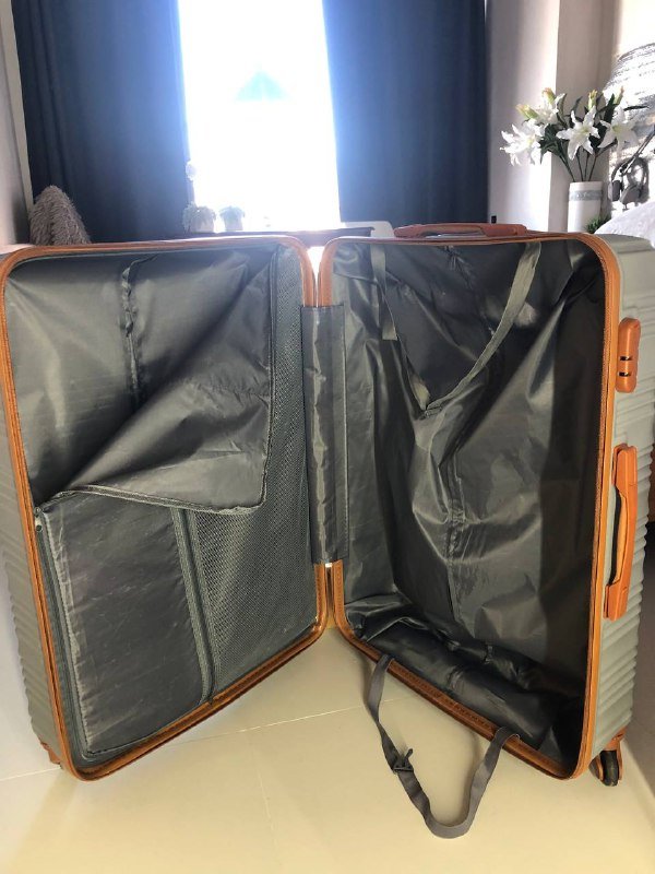 Большой крепкий чемодан с быстросьемными колесиками 6