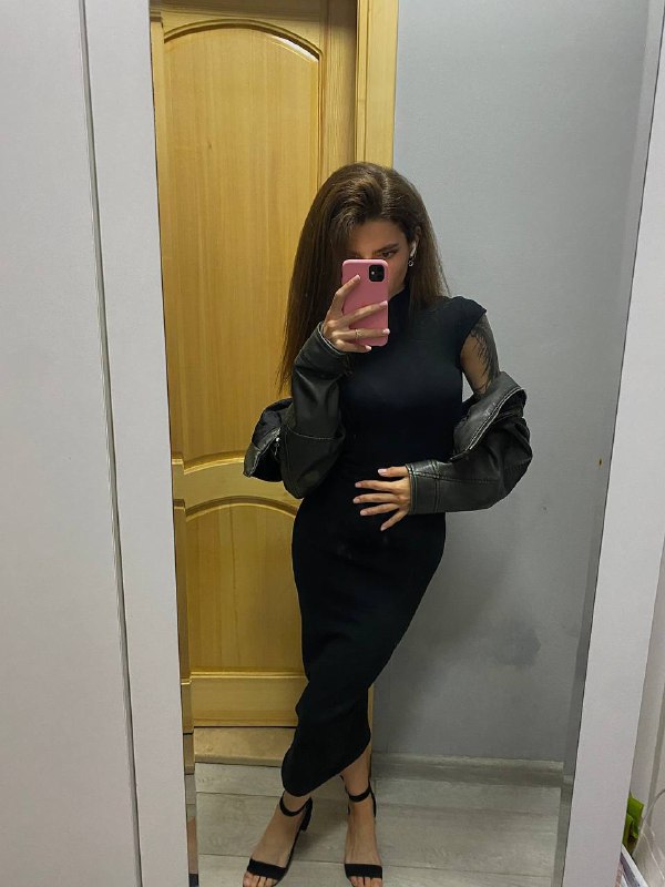 черное платье, босоножки, халат черного цвета