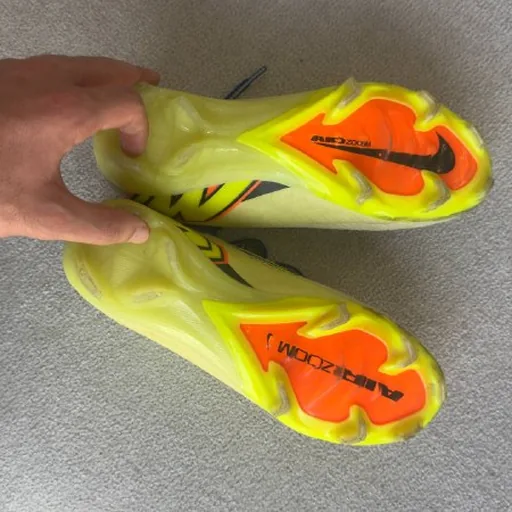 Футбольные бутсы Nike