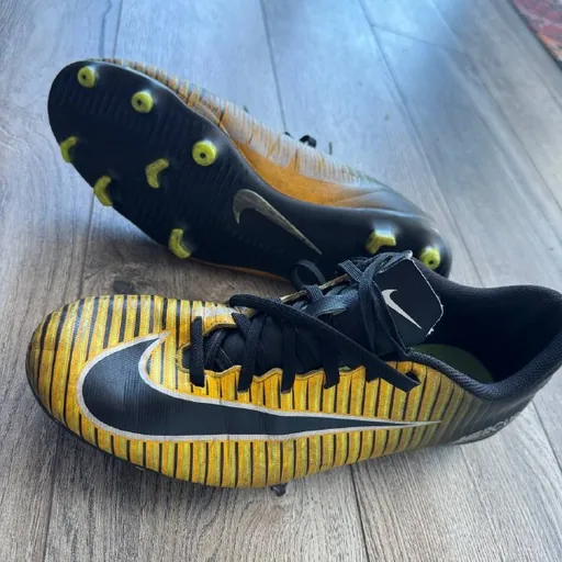 Футбольные бутсы Nike