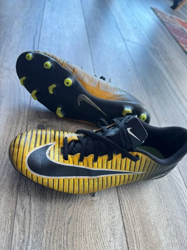 Футбольные бутсы Nike