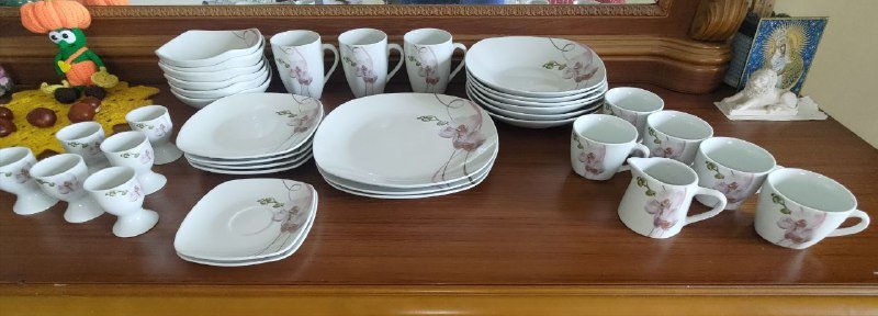 Набор посуды с чашками и тарелками