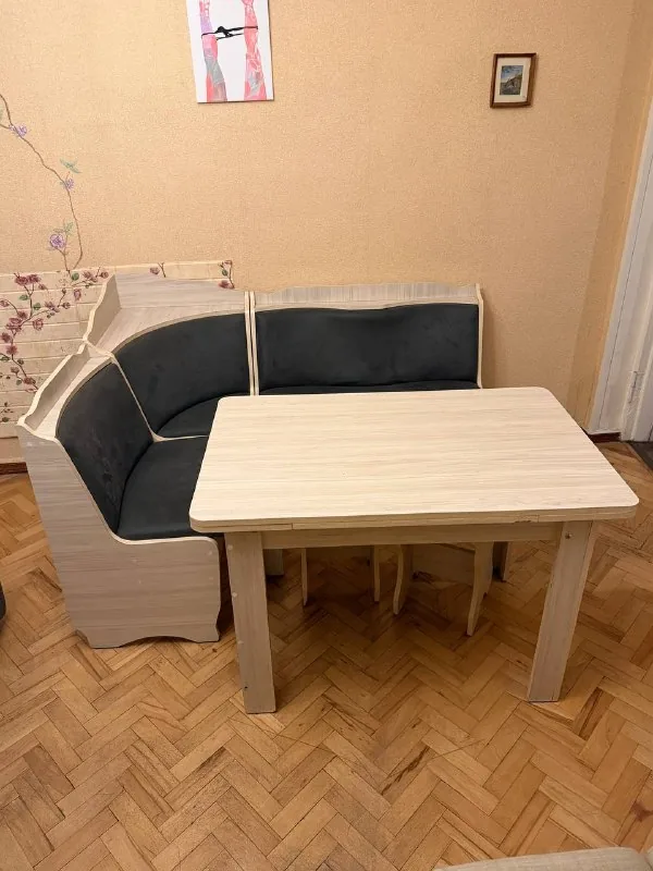 Кухонный уголок, раскладной стол и 2 табуретки 1