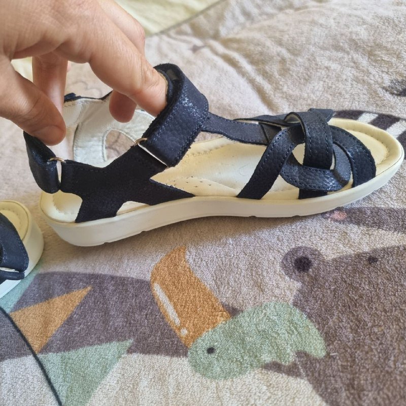 Кожаные синие босоножки, чёрные кроссовки