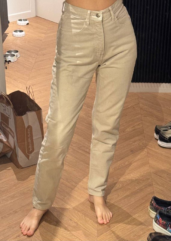 Черное платье струящееся, джинсы Guess бежевые 7