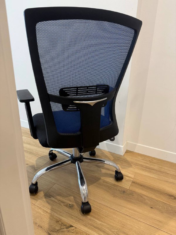 Офисные кресла с разной спинкой 5