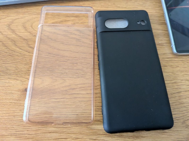 Google Pixel 7 с двумя чехлами 3