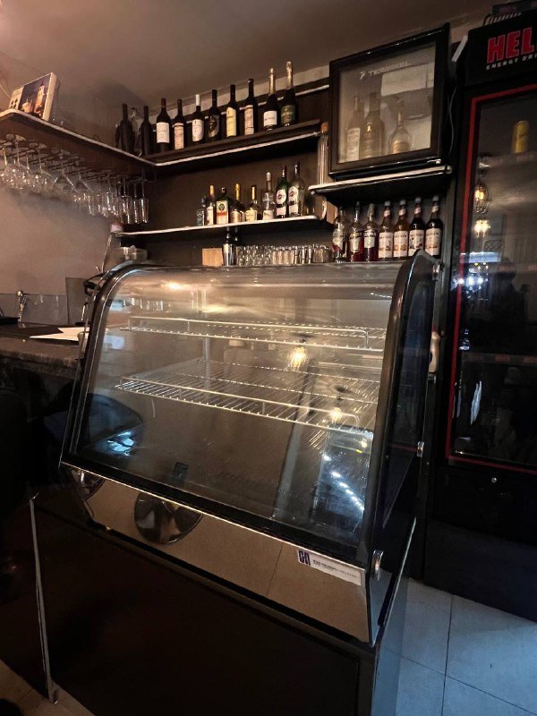 Охлаждающая витрина с подсветкой