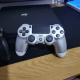 Sony PlayStation 4 Pro 1TB с двумя джойстиками 2