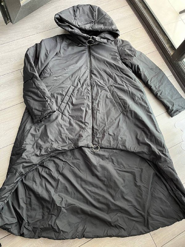 Женская куртка с капюшоном черная 5