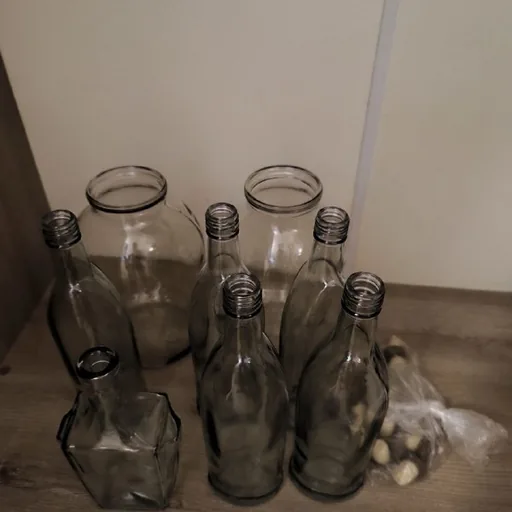 Банки, бутылки, пистолет для герметика, лопата, ножовка, канат, отвёртка, кнопки