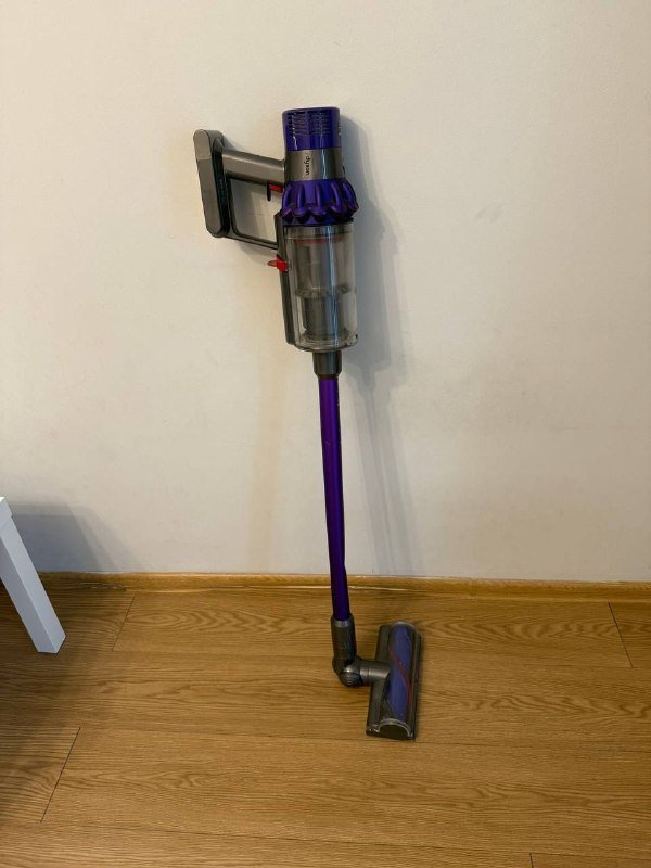 Пылесос Dyson с насадками и зарядным проводом
