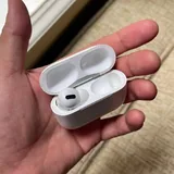 Кейс и левый наушник AirPods Pro 1-го поколения 1