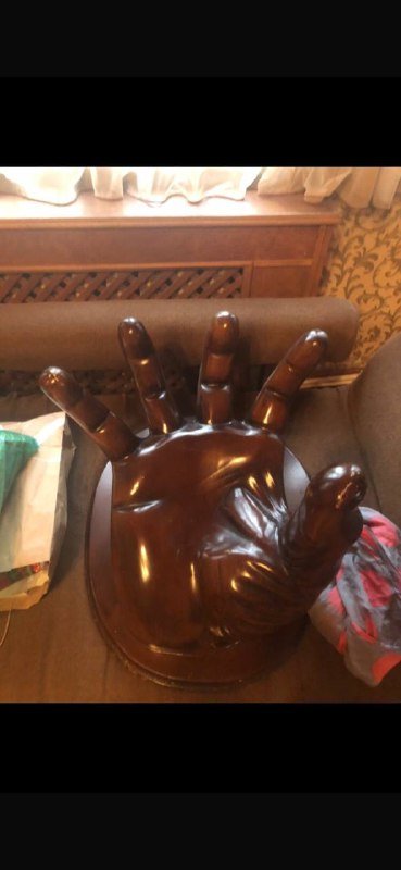 Деревянное кресло в форме руки