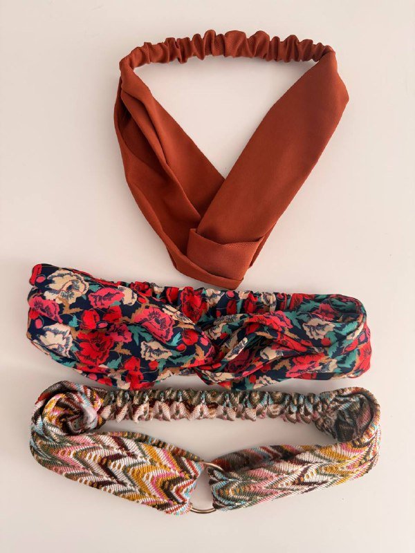 платье, косметика, вязальные нитки, фоторамки, банданы, настольная лампа, духи 8