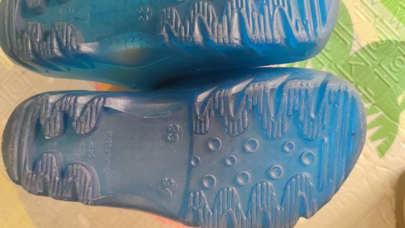 Зимние ботинки и резиновые тапочки для девочки 4