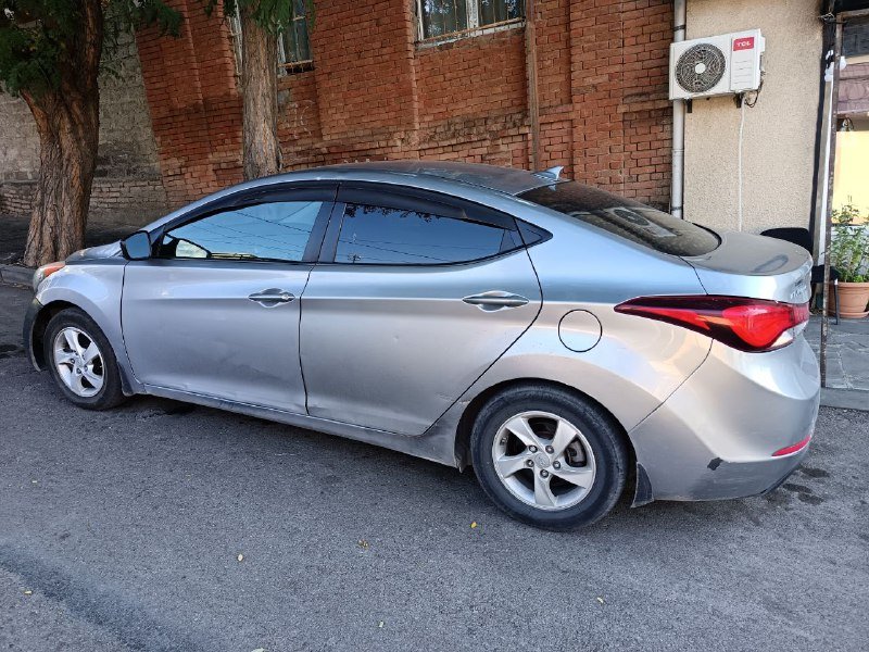 Hyundai Elantra car 5