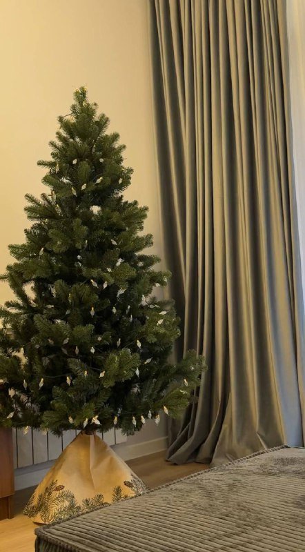 Искусственная ёлка с гирляндой