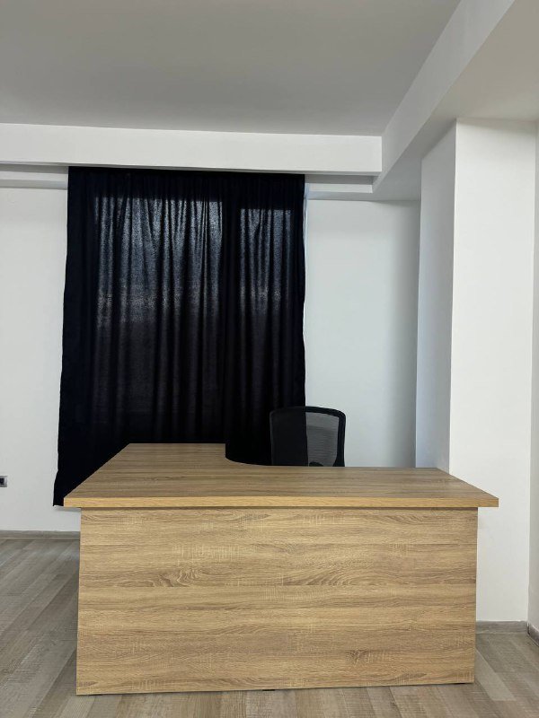 офисная мебель: столы, стулья, тумбочки, диван, доска 10